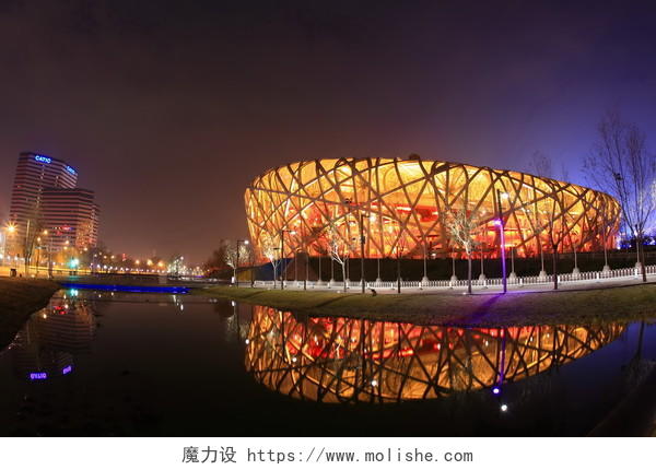 夜晚的北京鸟巢在水里的倒影北京旅游景点